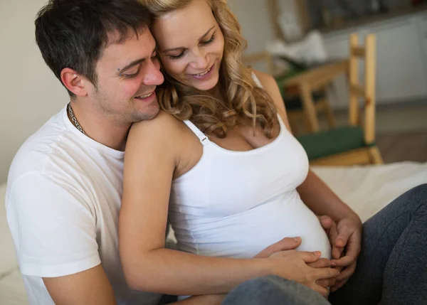 Marido feliz e esposa grávida em casa — Fotografia de Stock