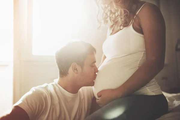 Marido feliz e esposa grávida em casa — Fotografia de Stock