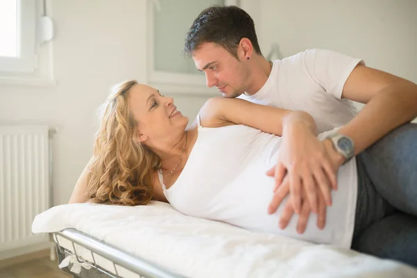 Marido feliz e esposa grávida em casa — Fotografia de Stock