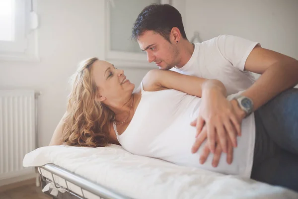 Чужая жена в постели. Фотосессия беременной с мужем на кровати. Парень лежит с беременной женой.