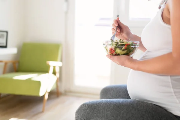 Mujer embarazada comiendo alimentos saludables — Foto de Stock