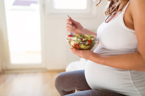Pregnant woman eating healthy salad — Stock Photo, Image