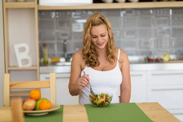 Těhotná žena jíst salát — Stock fotografie