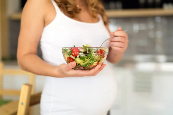 Femme enceinte mangeant des aliments sains — Photo