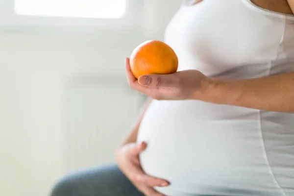 과일을 먹고 하는 임신한 여 자가 건강을 유지 하 — 스톡 사진