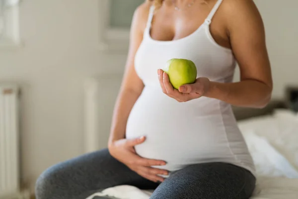 Έγκυος γυναίκα τρώει μήλο — Φωτογραφία Αρχείου