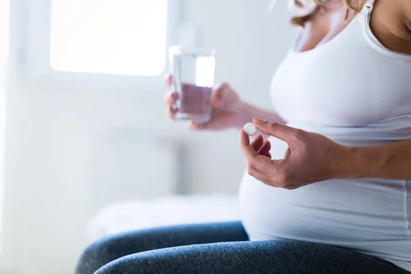 Kobieta w ciąży przyjmowanie leków — Zdjęcie stockowe