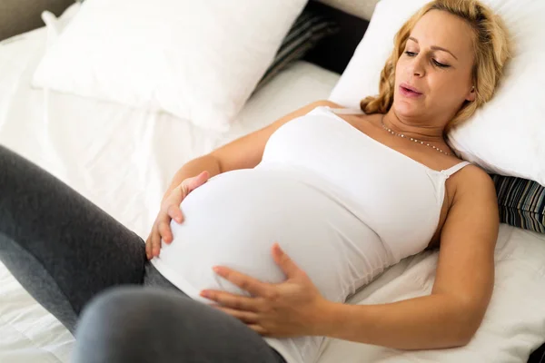 Έγκυος γυναίκα άρρωστος στο κρεβάτι — Φωτογραφία Αρχείου