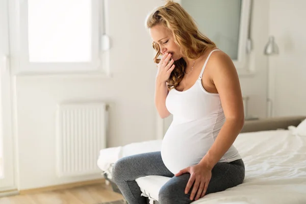 Mulher grávida com náuseas de manhã — Fotografia de Stock