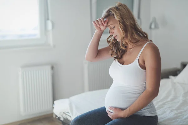妊娠中の女性が頭痛で苦しんでいます。 — ストック写真