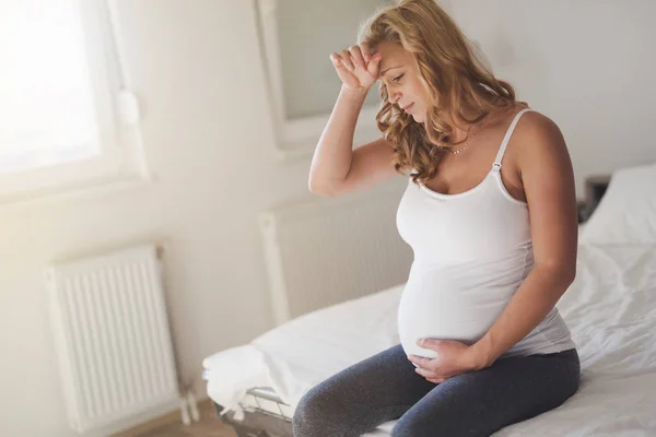 Mulher grávida sofrendo com dor de cabeça — Fotografia de Stock