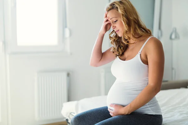 Hamile kadın baş ağrısı ile acı — Stok fotoğraf