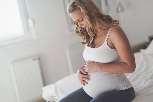 Trots op zwangere vrouw verwacht baby — Stockfoto