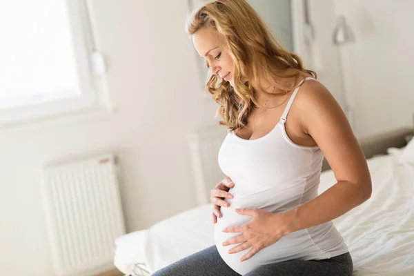 Trots op zwangere vrouw verwacht baby — Stockfoto