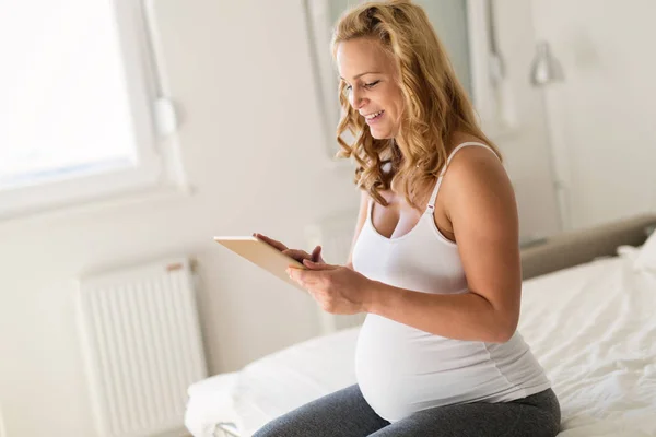 Schwangere entspannen und Tabletten nehmen — Stockfoto