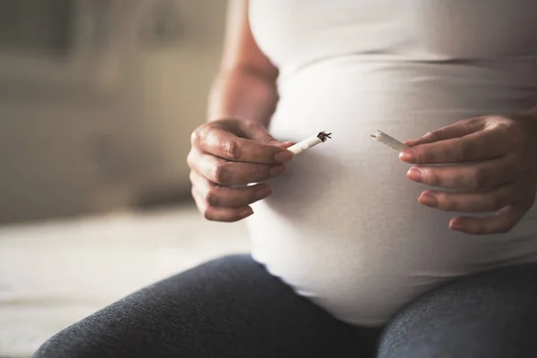 Плохая привычка запрещена во время беременности — стоковое фото