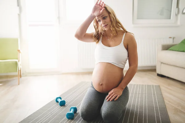 Yorgun egzersiz hamile kadın — Stok fotoğraf