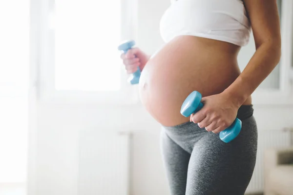 Mulher desportiva exercitando com halteres — Fotografia de Stock