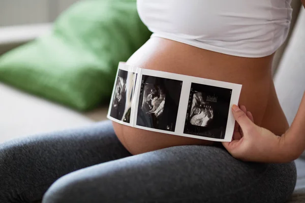 Wanita hamil mengharapkan bayi yang baru lahir — Stok Foto