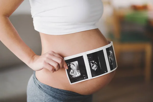 Donna incinta in attesa di neonato — Foto Stock