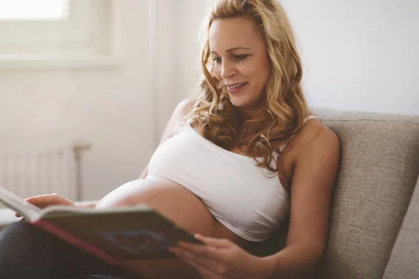 Zwangere vrouw lezing boek — Stockfoto