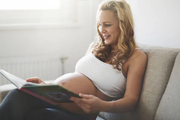 Mulher grávida leitura livro — Fotografia de Stock