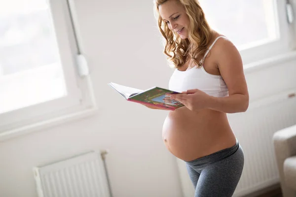 Hamile kadının okuma kitabı — Stok fotoğraf