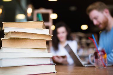 Kütüphanede okuyan genç öğrenciler