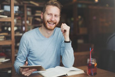 Genç öğrenci üniversite sınavı için