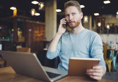İşgal altındaki işadamı multitasking Cafe