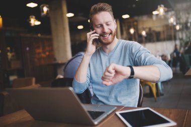 İşgal altındaki işadamı multitasking Cafe