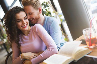 Romantik Çift kafede yapıştırma