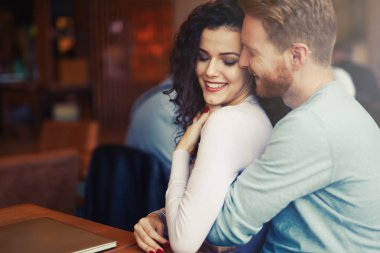 Romantik Çift kafede yapıştırma