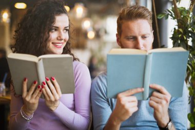 Eğitimine devam ederken flört aşık Çift