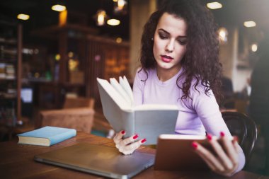 Öğrenci üniversite sınavına hazırlanıyor