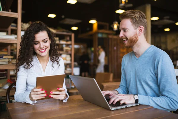 Casal feliz estudando na biblioteca — Fotografia de Stock