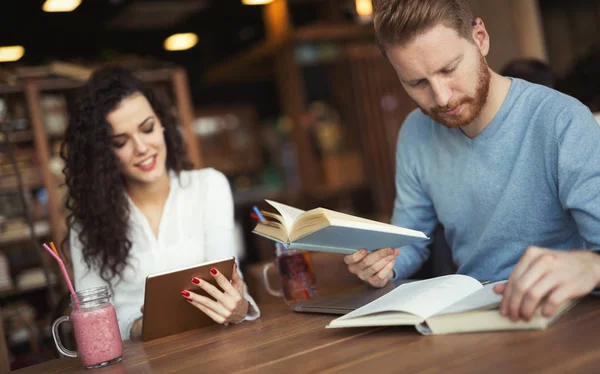 Glückliches Paar studiert in der Bibliothek — Stockfoto