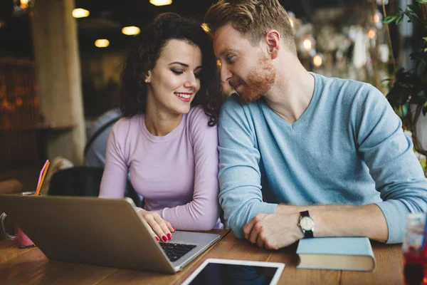 Casal feliz estudando na biblioteca — Fotografia de Stock