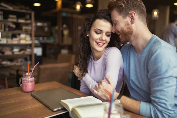 Романтична пара зв'язується в кафе — стокове фото