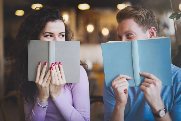 Par i kärlek flirta medan du studerar — Stockfoto