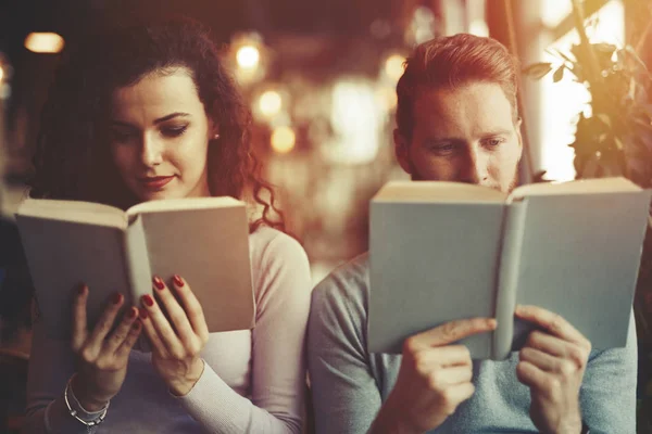 Jovens estudantes universitários lendo livros — Fotografia de Stock