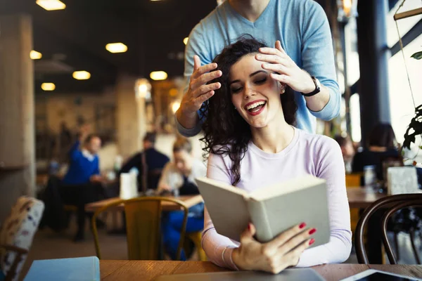 Felice coppia che studia in biblioteca — Foto Stock