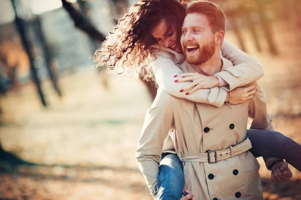 Gelukkige paar in de natuur met plezier — Stockfoto