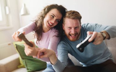 video oyunları oynarken mutlu çift