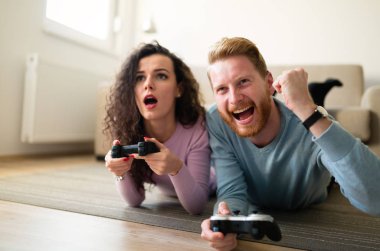 video oyunları oynarken mutlu çift