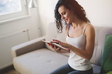 güzel bir kadın evde tablet kullanma