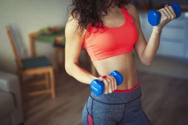 Sportif kadın evde fit kalmak için egzersiz