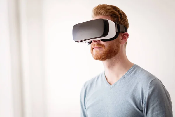 Людина в майбутніх технологіях VR окулярах — стокове фото