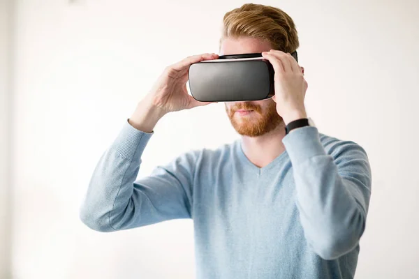 Uomo che indossa occhiali VR della tecnologia futura — Foto Stock