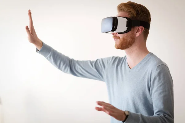 Людина в майбутніх технологіях VR окулярах — стокове фото